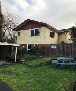 Clendon Park. 3 Bedrooms